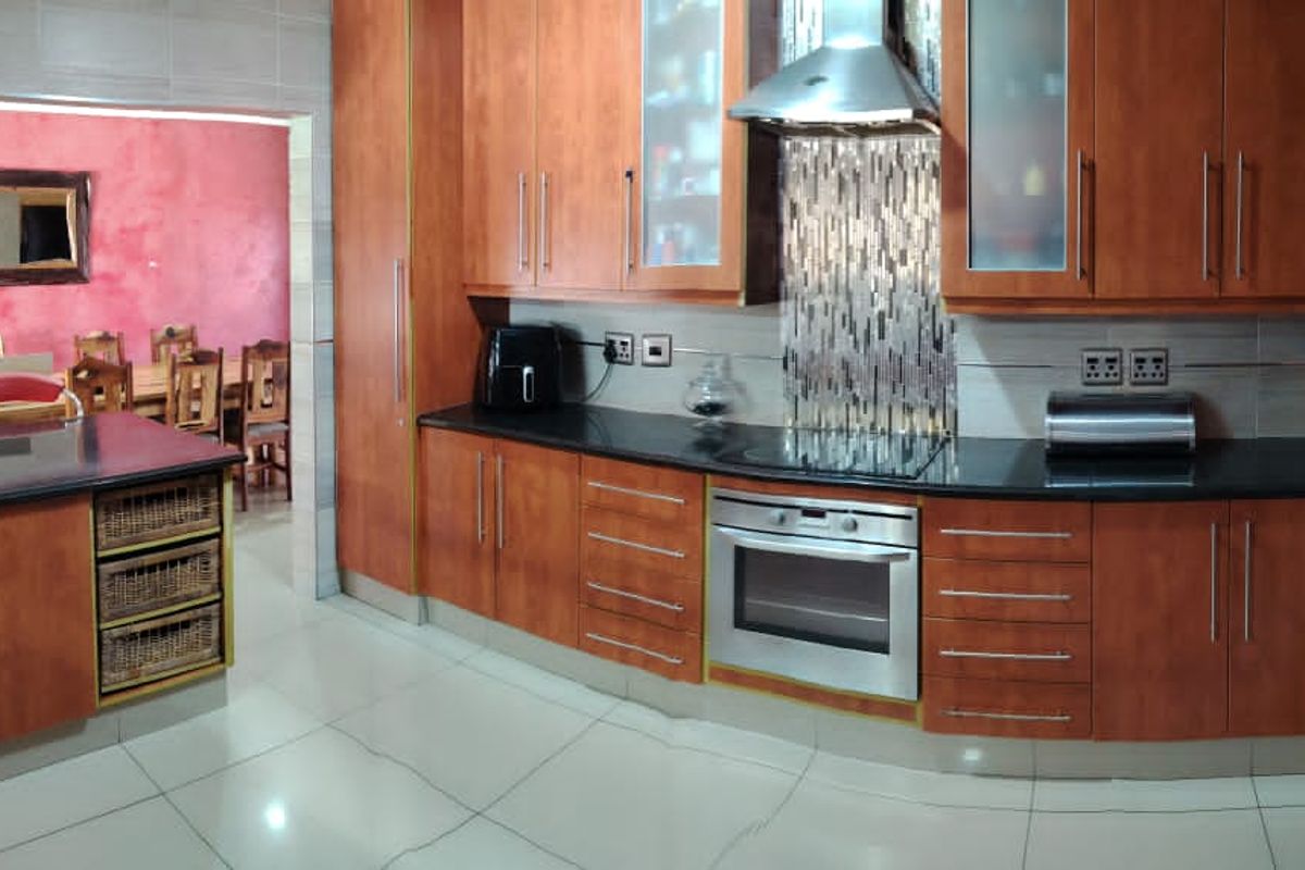 Six bedroom house in an upmarket area - Photo 2
