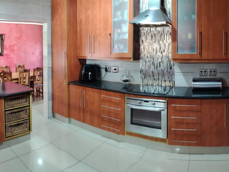 Six bedroom house in an upmarket area - Photo 2