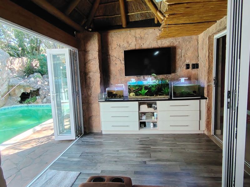 Six bedroom house in an upmarket area - Photo 9