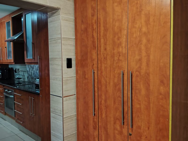 Six bedroom house in an upmarket area - Photo 6