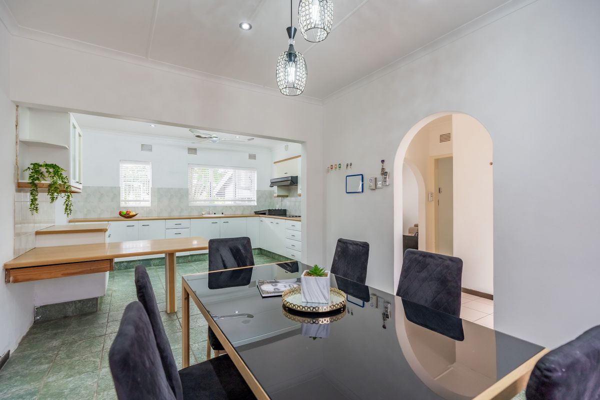 Spacious 4 Bedroom house with Pool - Photo 5