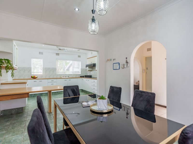 Spacious 4 Bedroom house with Pool - Photo 5