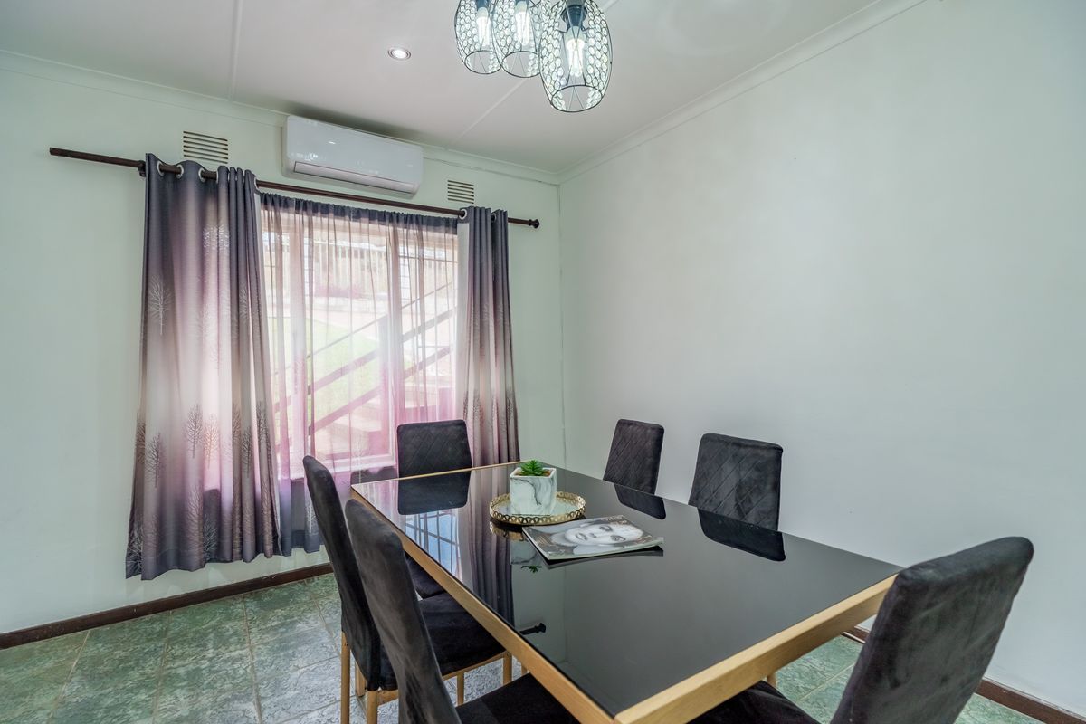Spacious 4 Bedroom house with Pool - Photo 3