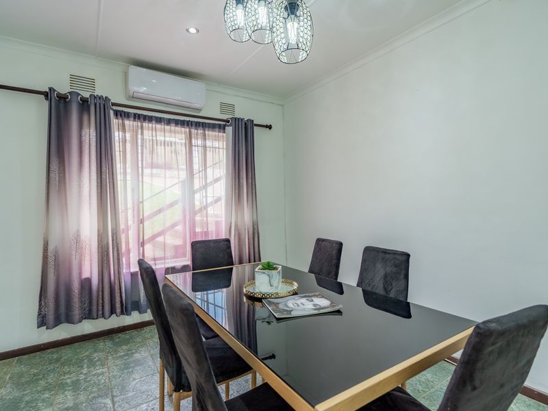 Spacious 4 Bedroom house with Pool - Photo 3