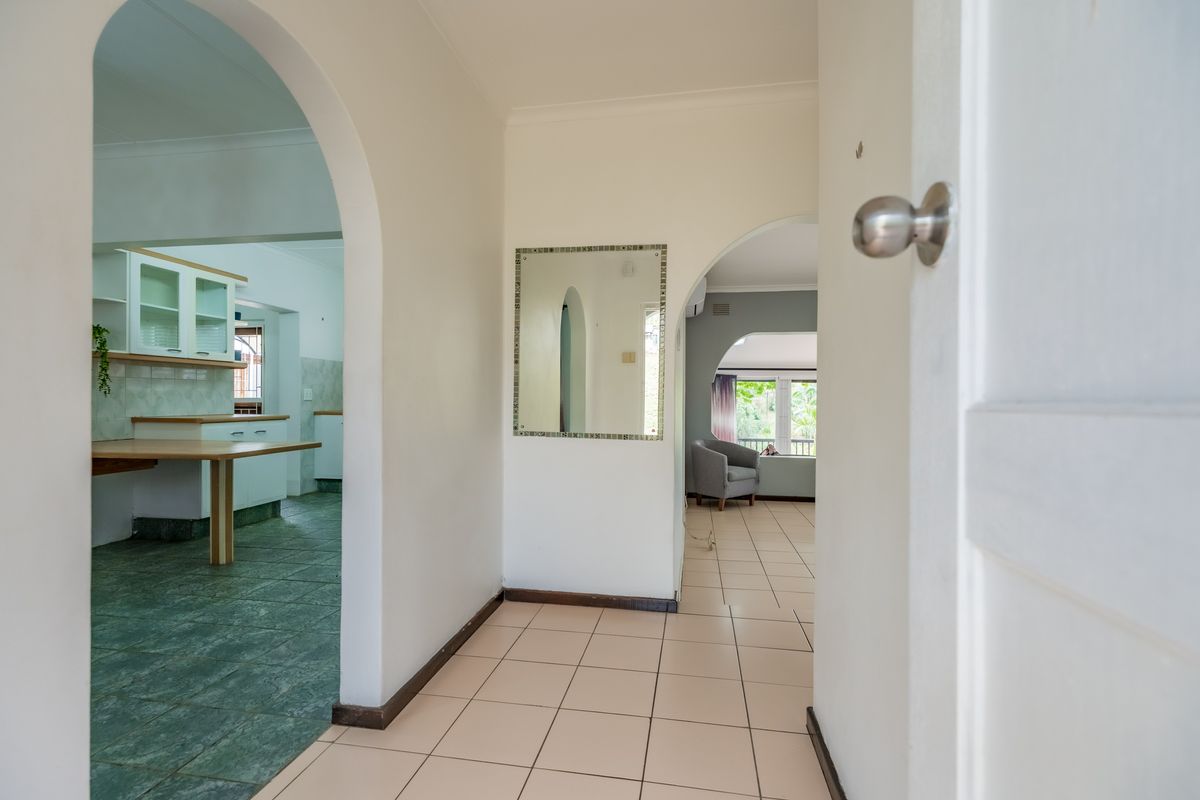 Spacious 4 Bedroom house with Pool - Photo 2