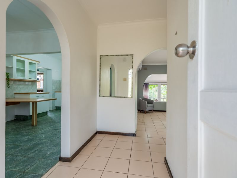 Spacious 4 Bedroom house with Pool - Photo 2