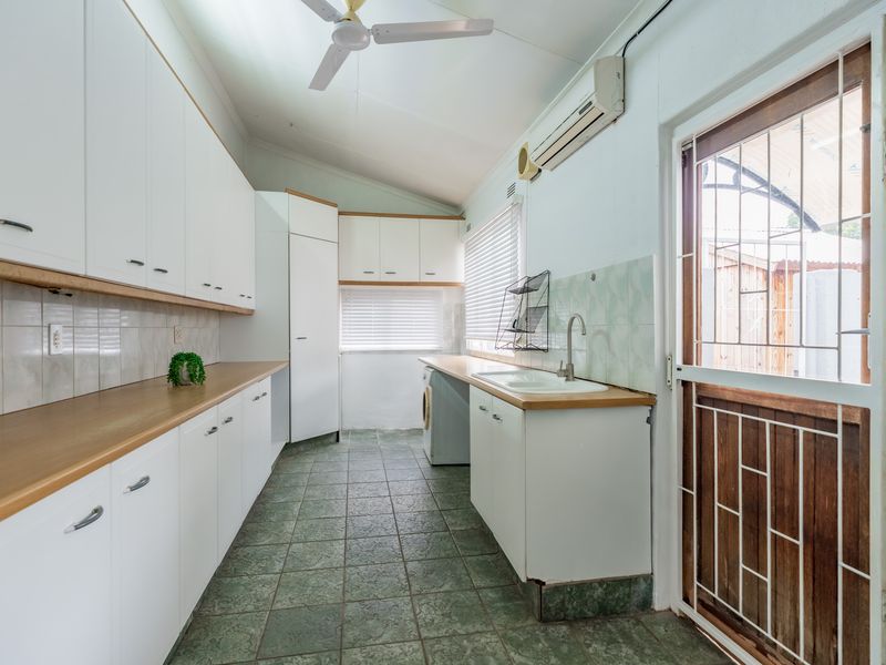 Spacious 4 Bedroom house with Pool - Photo 8