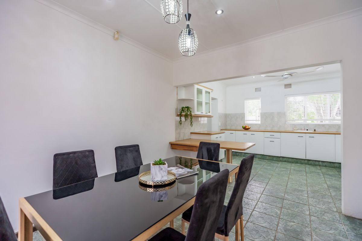 Spacious 4 Bedroom house with Pool - Photo 4