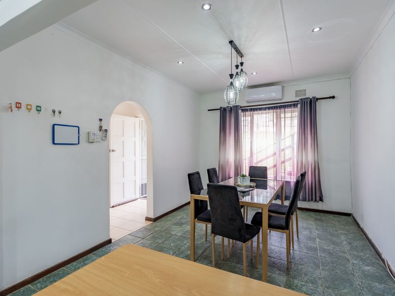 Spacious 4 Bedroom house with Pool - Photo 10