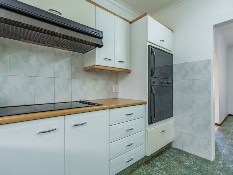 Spacious 4 Bedroom house with Pool - Photo 9