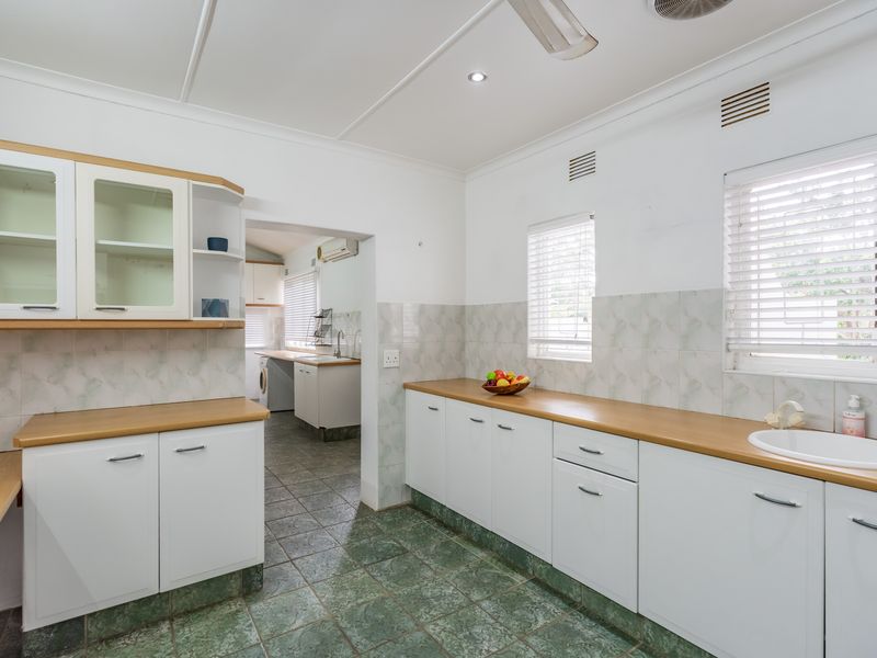 Spacious 4 Bedroom house with Pool - Photo 7