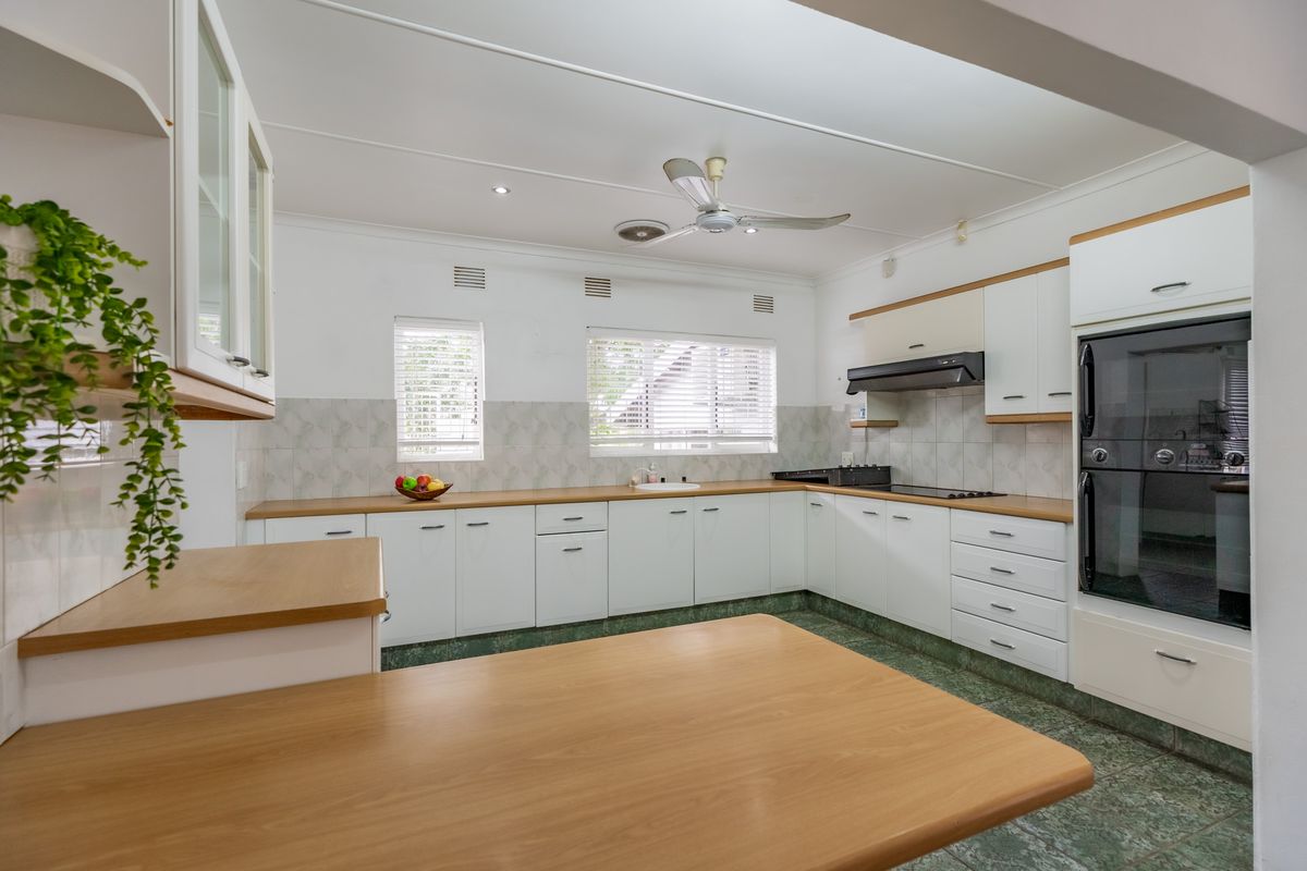 Spacious 4 Bedroom house with Pool and Office - Photo 5