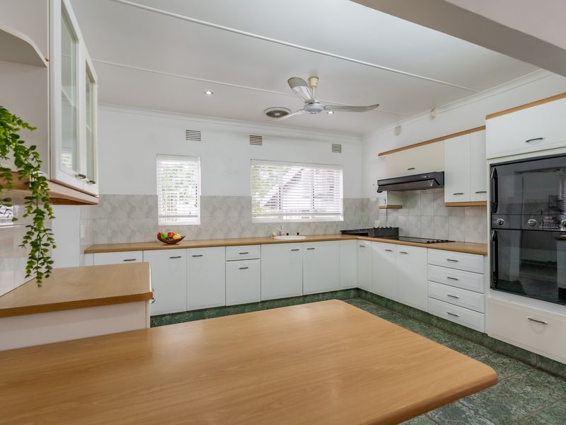 Spacious 4 Bedroom house with Pool - Photo 6