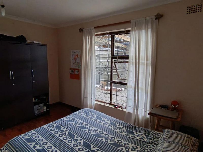 Spacious Multi-Living Property with Endless Potential !!! - Photo 5