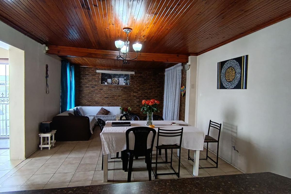 Spacious Multi-Living Property with Endless Potential !!! - Photo 3