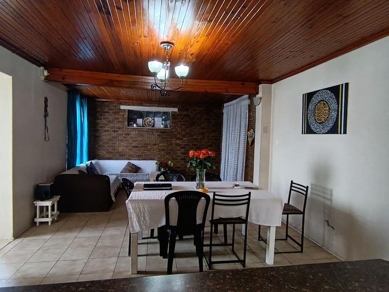 Spacious Multi-Living Property with Endless Potential !!! - Photo 3