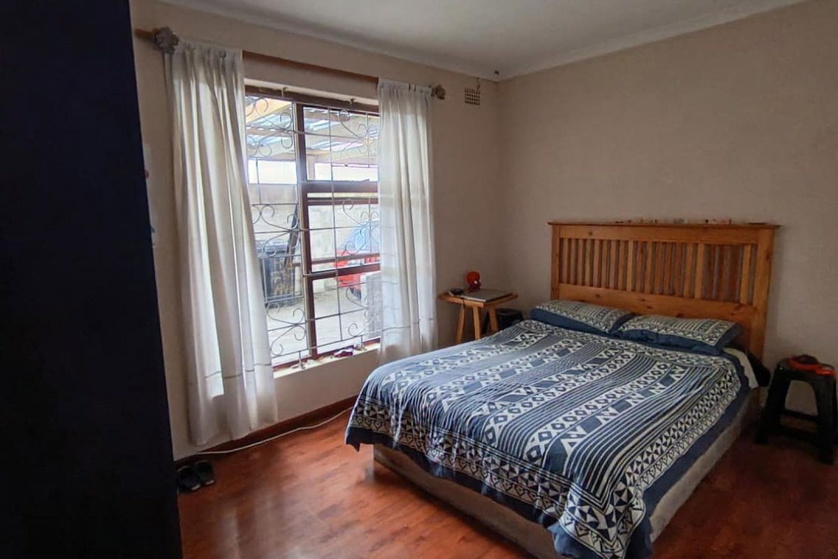 Spacious Multi-Living Property with Endless Potential !!! - Photo 4