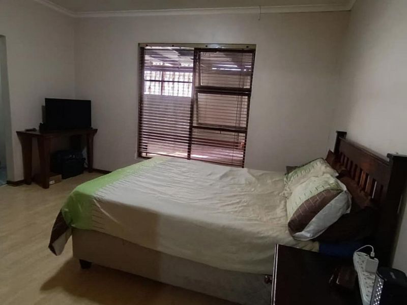Spacious Multi-Living Property with Endless Potential !!! - Photo 7