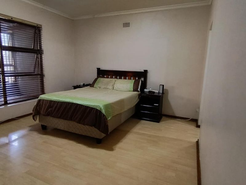 Spacious Multi-Living Property with Endless Potential !!! - Photo 6