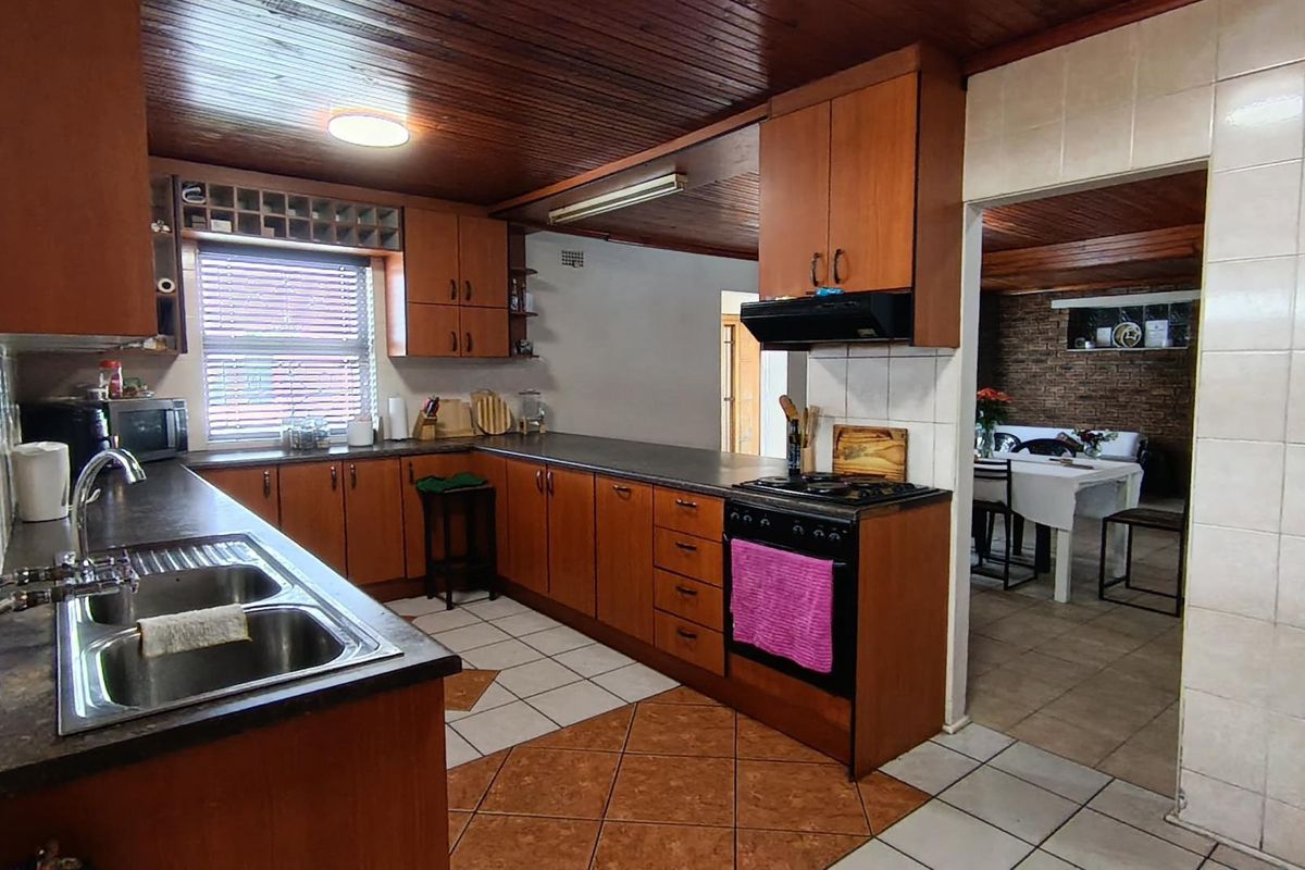Spacious Multi-Living Property with Endless Potential !!! - Photo 2