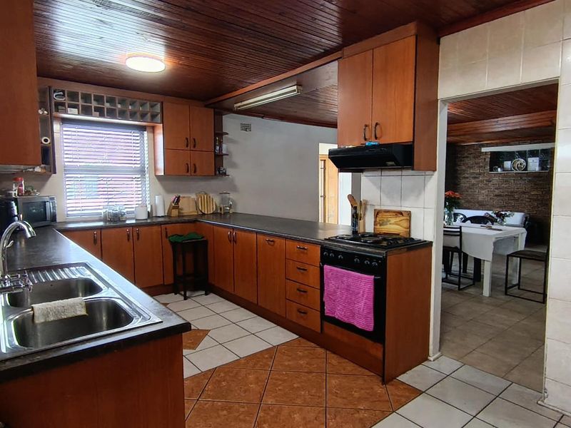 Spacious Multi-Living Property with Endless Potential !!! - Photo 2