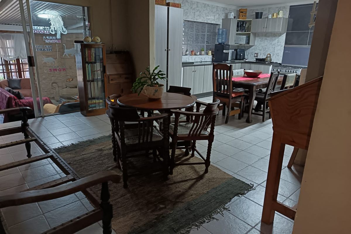 Spacious Family Home with Flatlet – Ideal for Extended Family Living - Photo 4