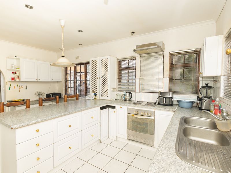 Delightful 3 Bedroom Family Home - Photo 6