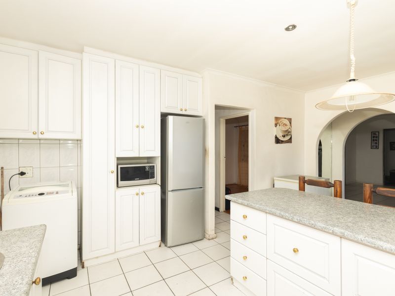Delightful 3 Bedroom Family Home - Photo 8