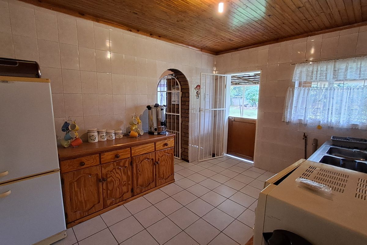 Spacious family home with double garage - Photo 5