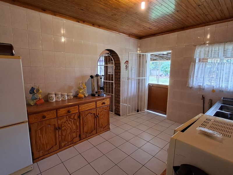 Spacious family home with double garage - Photo 5