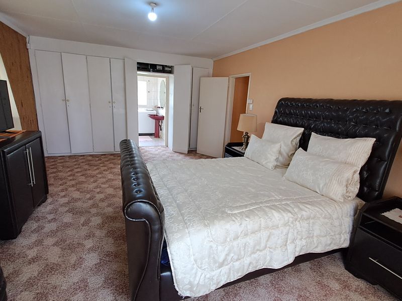 Spacious family home with double garage - Photo 10