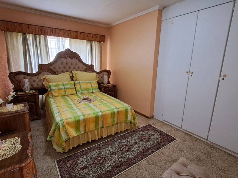 Spacious family home with double garage - Photo 9