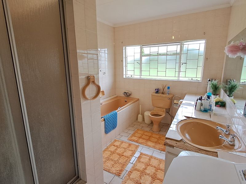 Spacious family home with double garage - Photo 8