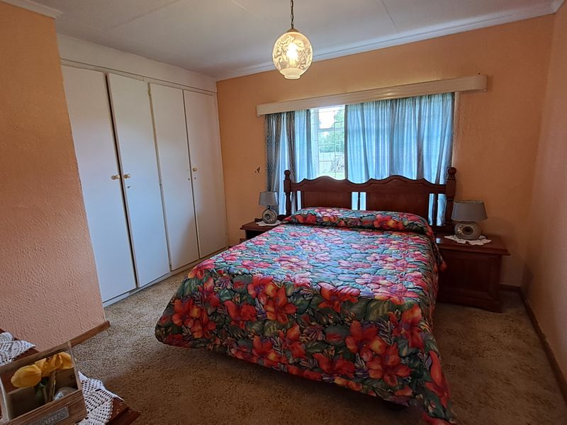 Spacious family home with double garage - Photo 7