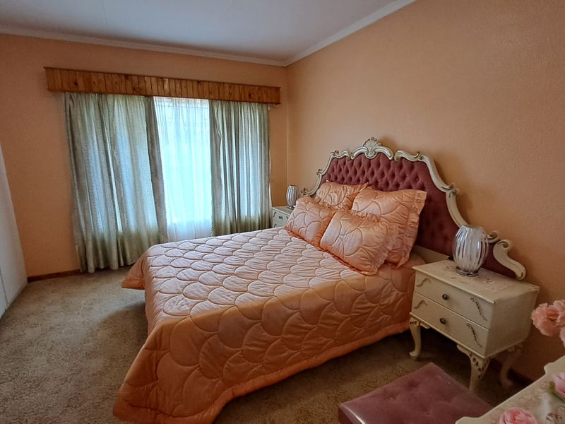 Spacious family home with double garage - Photo 6