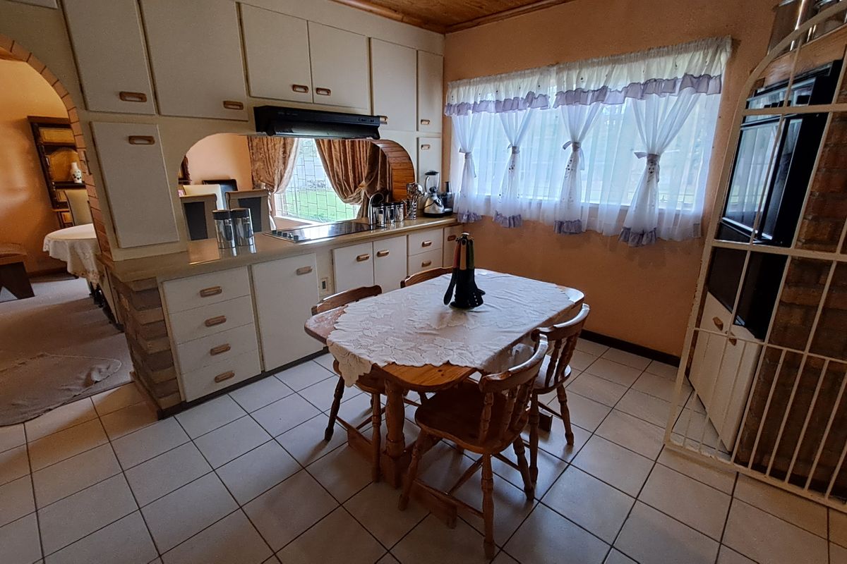 Spacious family home with double garage - Photo 4