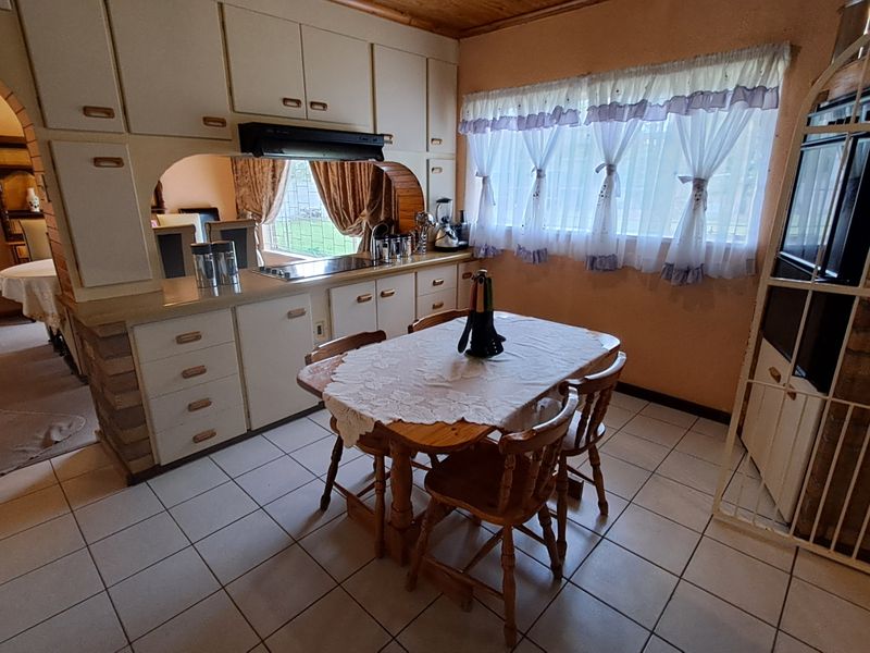 Spacious family home with double garage - Photo 4