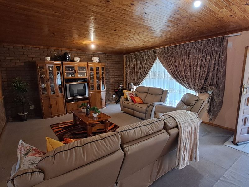Spacious family home with double garage - Photo 2
