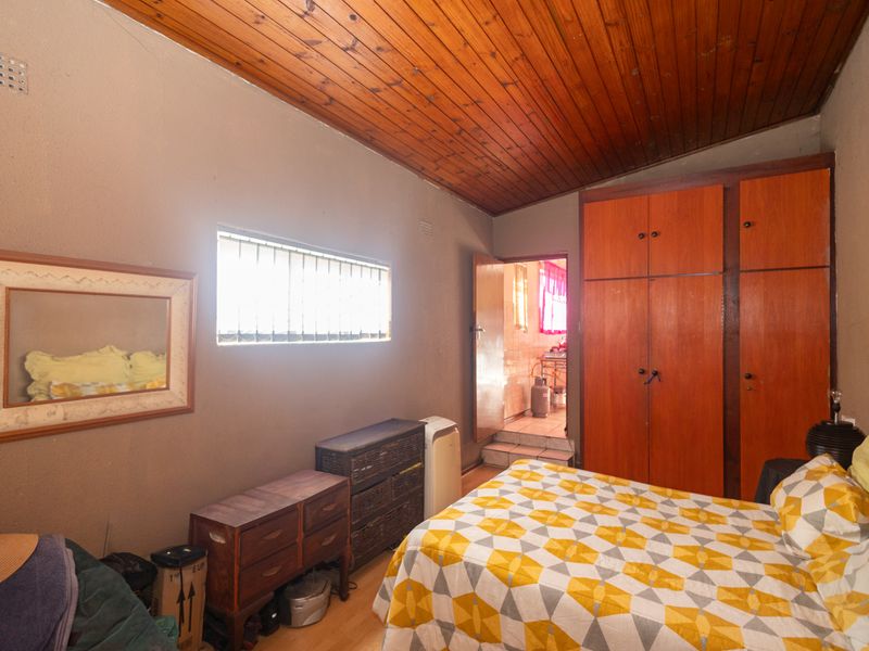 Spacious 4-Bedroom Family Home with Great Entertaining Potential - Photo 4