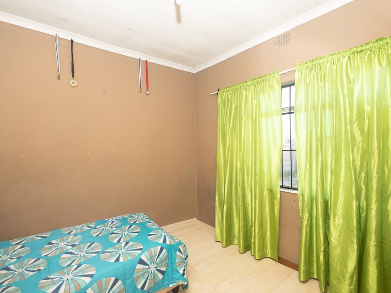 Spacious 4-Bedroom Family Home with Great Entertaining Potential - Photo 9