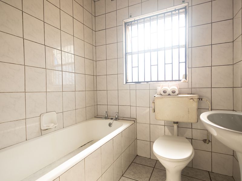 Spacious 4-Bedroom Family Home with Great Entertaining Potential - Photo 8