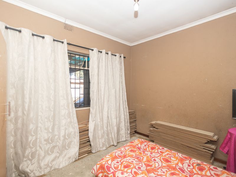 Spacious 4-Bedroom Family Home with Great Entertaining Potential - Photo 6