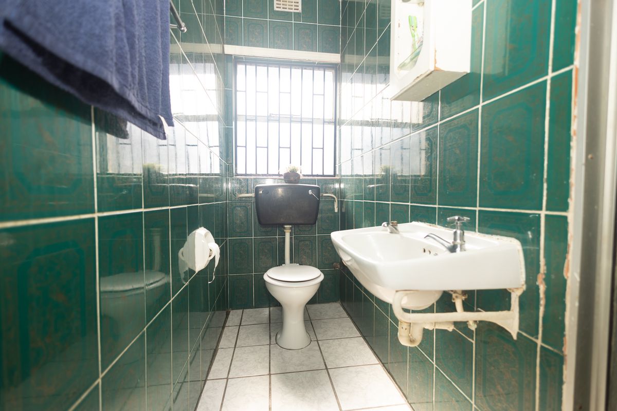 Spacious 4-Bedroom Family Home with Great Entertaining Potential - Photo 5