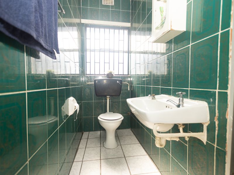 Spacious 4-Bedroom Family Home with Great Entertaining Potential - Photo 5