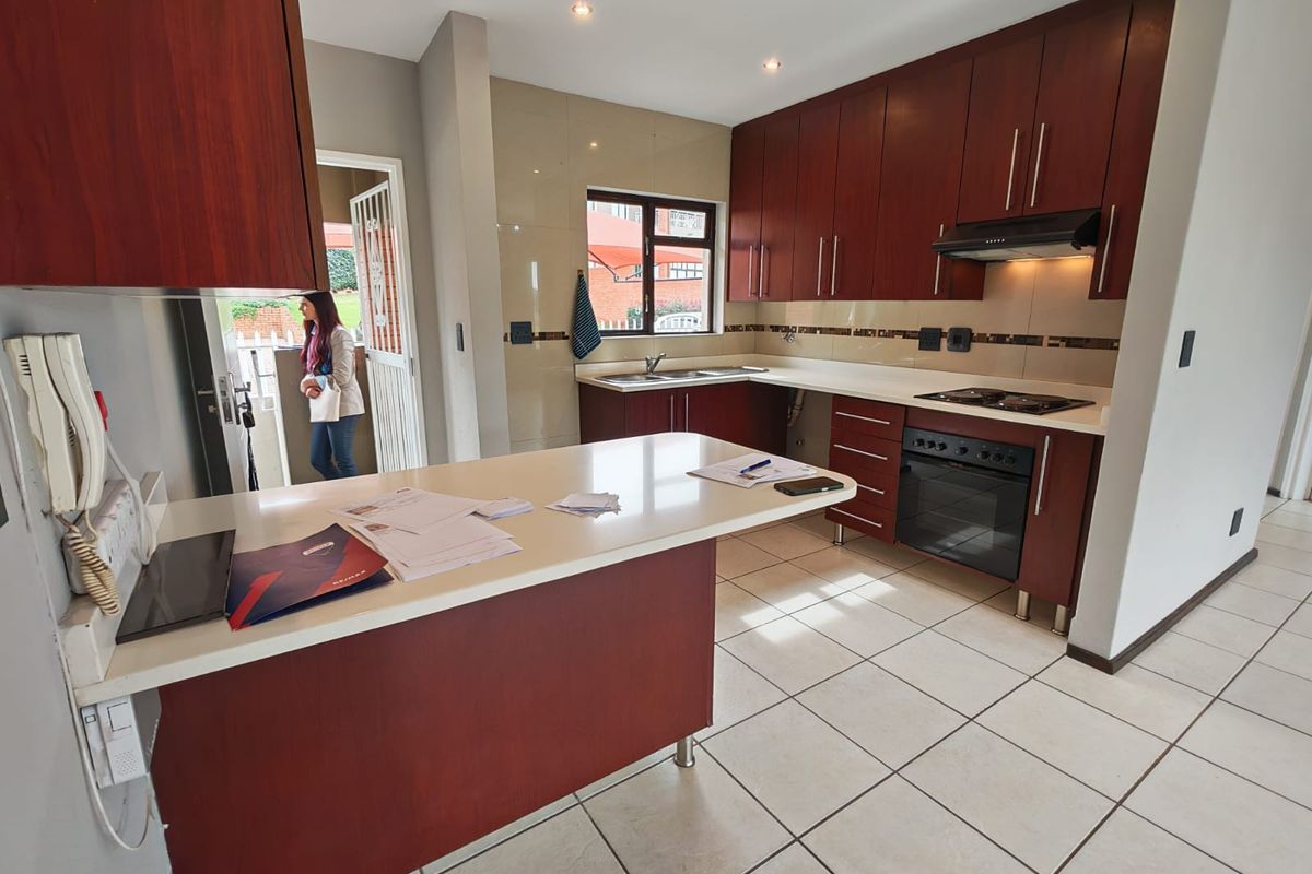 Modern Upstairs Apartment with Stunning Views! - Photo 4