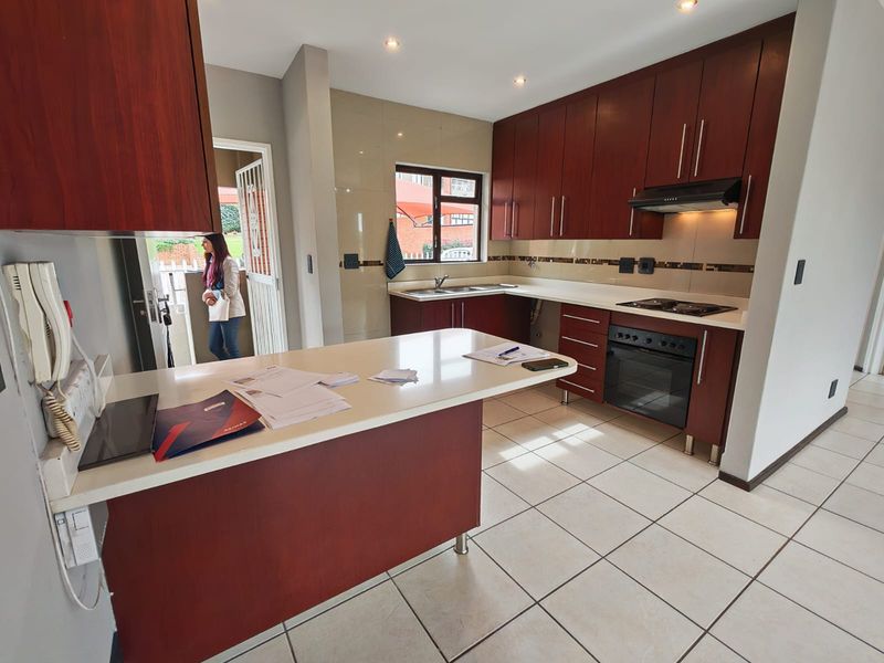 Modern Upstairs Apartment with Stunning Views! - Photo 4