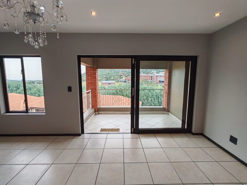Modern Upstairs Apartment with Stunning Views! - Photo 10