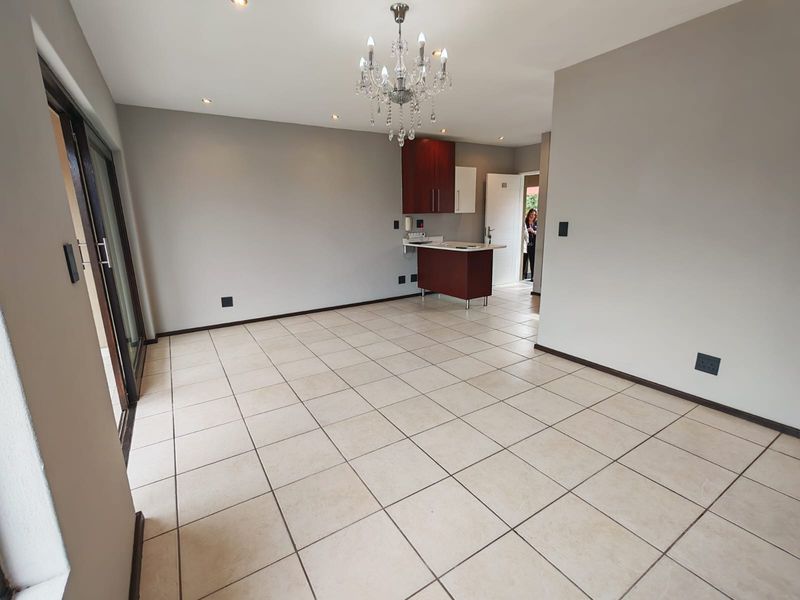 Modern Upstairs Apartment with Stunning Views! - Photo 8