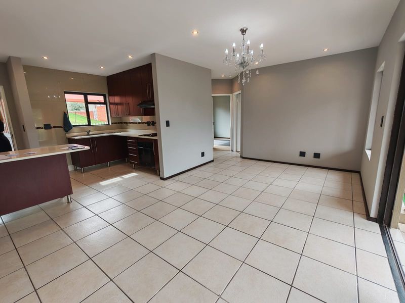 Modern Upstairs Apartment with Stunning Views! - Photo 6