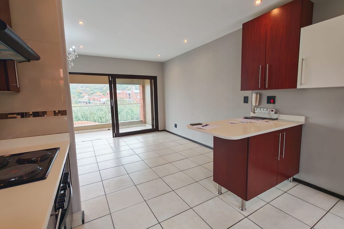 Modern Upstairs Apartment with Stunning Views! - Photo 5